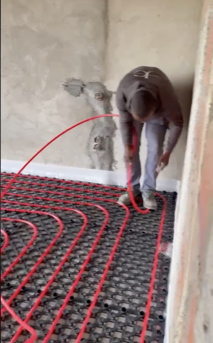 Instalação de tubagem de piso radiante